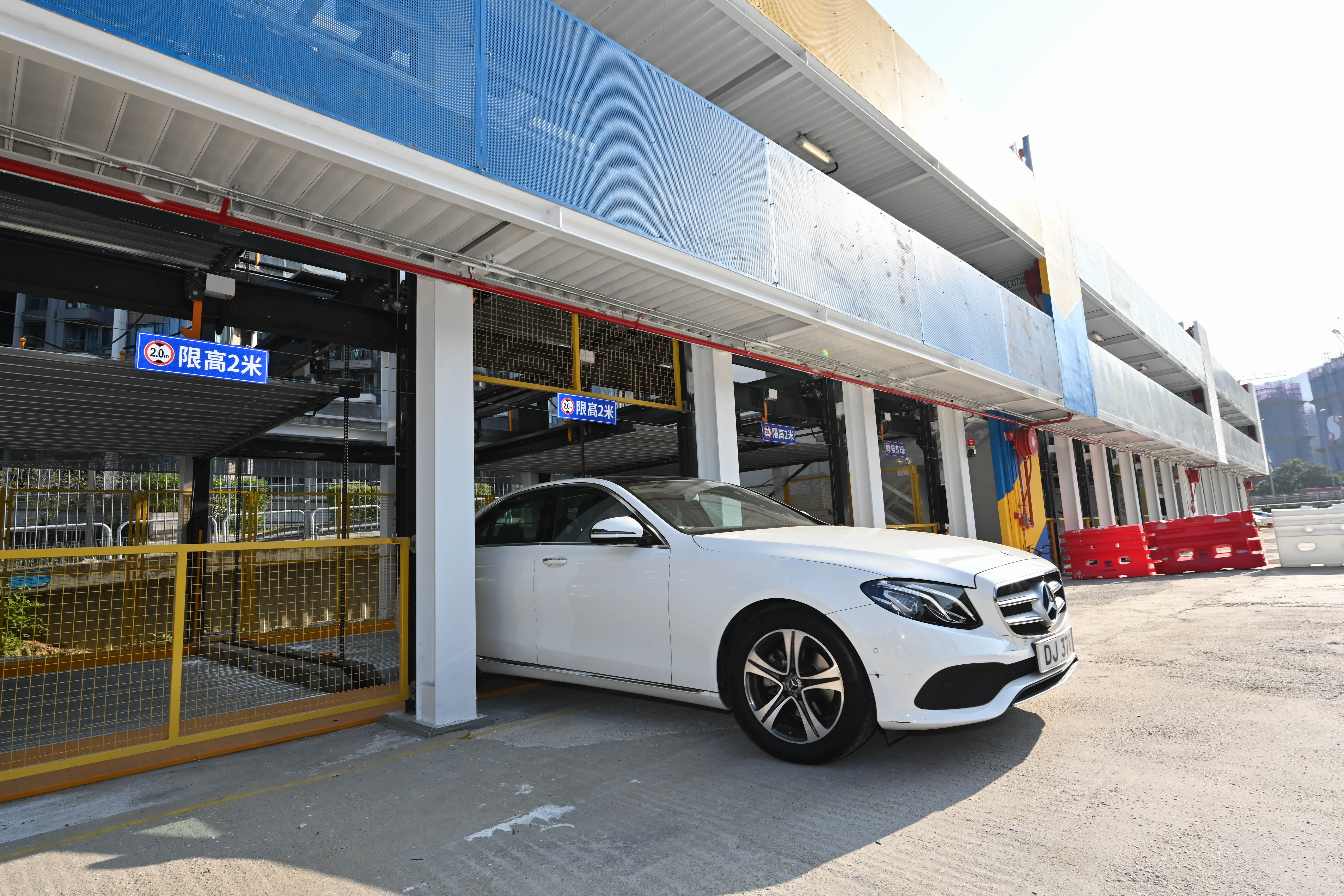 The Transport Department said today (December 30) that the automated parking system (APS) in a short-term tenancy (STT) car park located at Fo Shing Road, Pak Shek Kok, Tai Po, will commence operation tomorrow (December 31). This is the second APS project in an STT car park that the TD is taking forward to further increase the number of parking spaces and spatial efficiency.